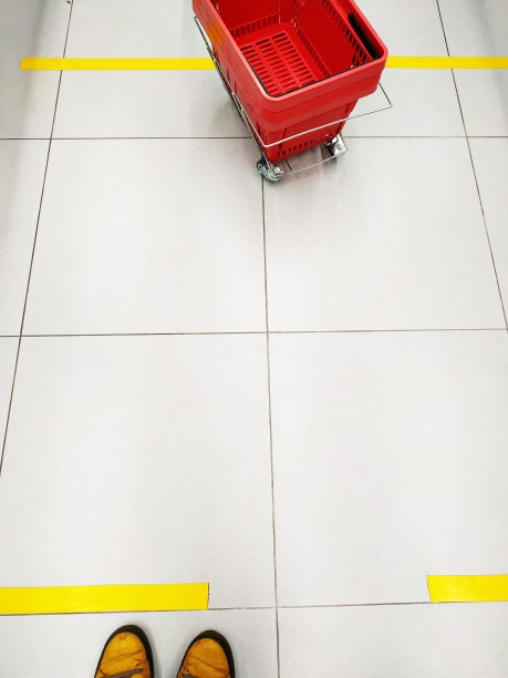 超市黄线，让顾客在新冠肺炎危机中体验社会距离。安全距离图片下载
