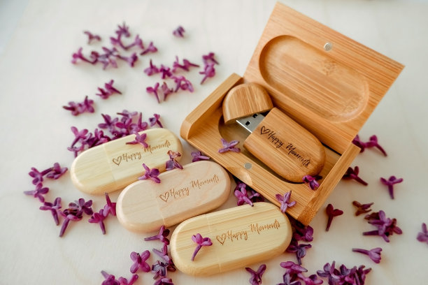 木制的棕色usb闪存驱动器与盒子与文字与淡紫色花瓣在白色的背景，数据存储，美丽的反馈给客户图片下载