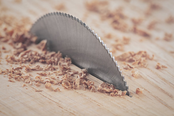 圆锯切割木板。圆磨橡木块。图片下载