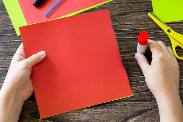 折纸指导步骤3。纸风车。有趣的玩具西瓜风车在木桌上旋转。儿童艺术项目，针线活，儿童工艺品。图片下载