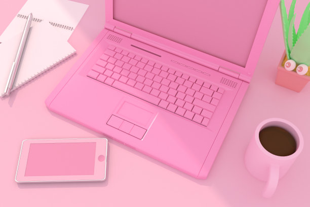 桌上有电脑、手机、笔和笔记本。图片下载