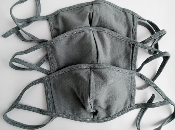 三个灰色的布做的口罩图片下载