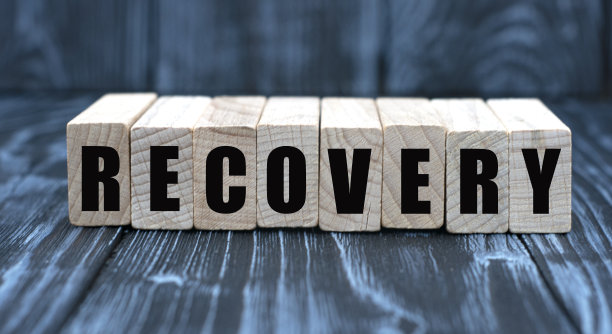 概念词恢复立方体在一个美丽的灰蓝色背景图片下载