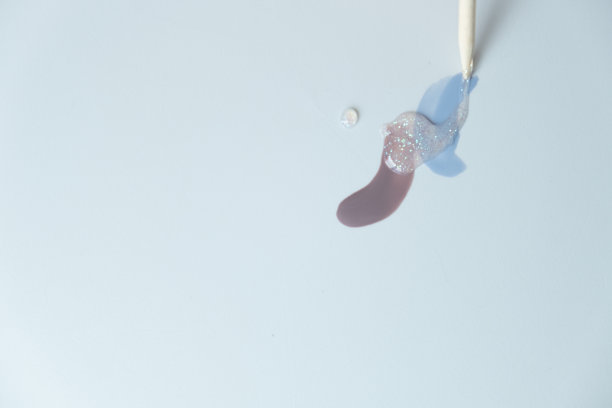 指甲油。女性的手可以画出不同颜色的清漆。从以上观点。亮片。图片下载