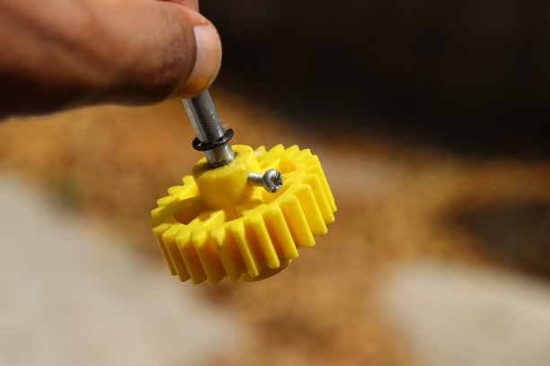 在机械运动中使用的手持轴的塑料齿轮图片下载