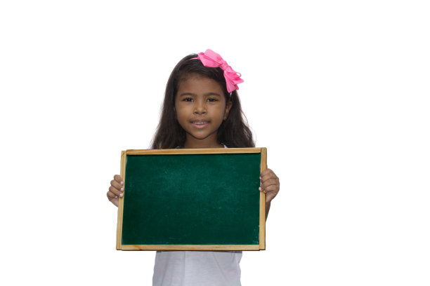 小女孩拿着一块用白色隔开的黑板图片下载