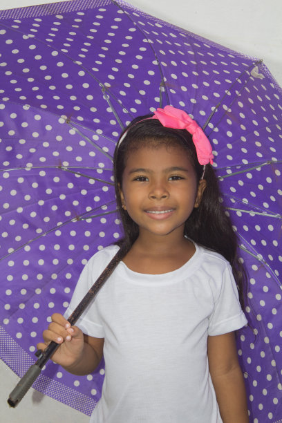 黑小孩在玩伞图片下载