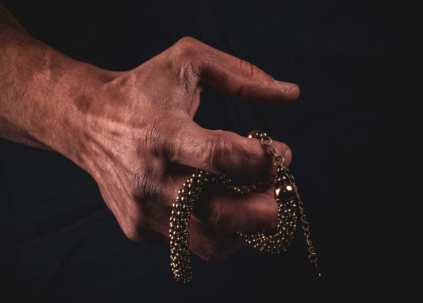 背景中男人的手拿着女人的珠宝图片下载