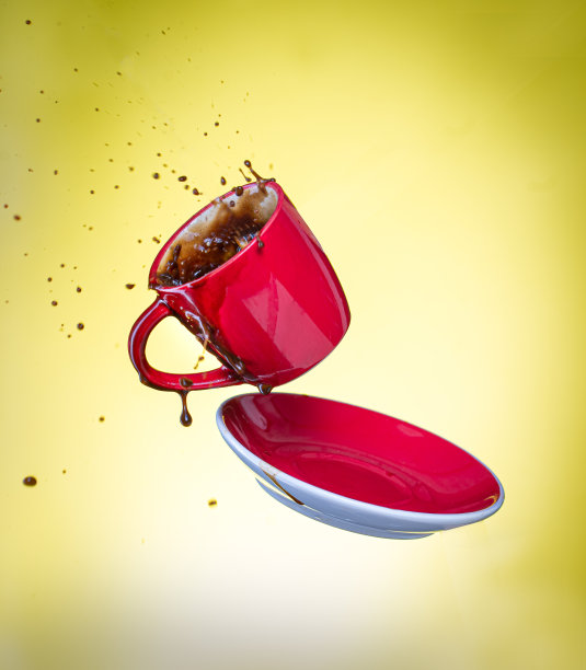 下降的咖啡杯图片下载