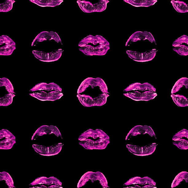 无缝图案粉色口红吻印黑色背景孤立，紫色性感唇妆邮票重复点缀，红色女性吻壁纸，美妆背景，时尚横幅，爱情设计图片下载
