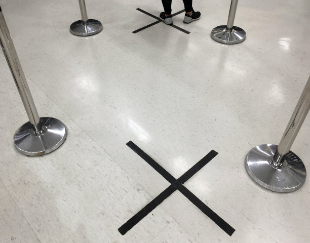 银行地板上的社交距离标记图片下载