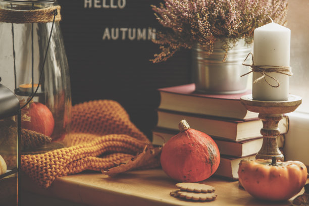 木制窗台上的秋季装饰特写图片下载