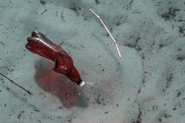 海洋塑料垃圾堆积在海洋海滩上。废物在环境和水。大城市空瓶子的生态问题。图片下载