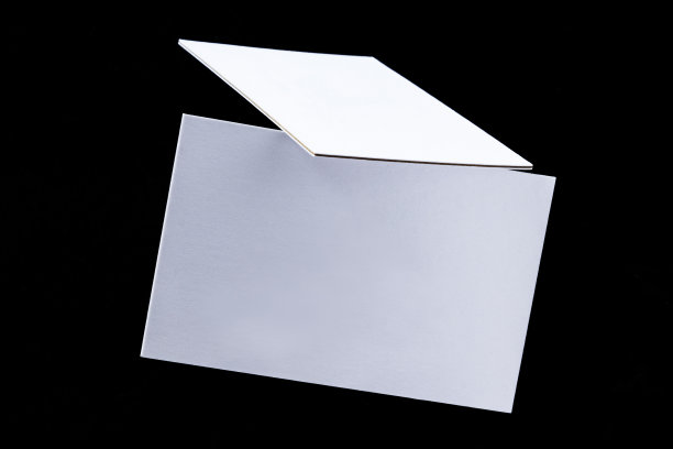 白色三张名片，漂浮在黑色背景上，一个模型图片下载