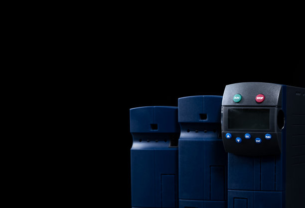 变频器。三个逆变器控制器设置隔离在黑色背景上。电源变频器与运行和停止按钮在绿色和红色。逆变器控制器驱动。工业硬件。电力供应图片下载