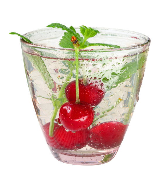 新鲜清凉的饮料成熟多汁樱桃和醋栗浆果图片下载