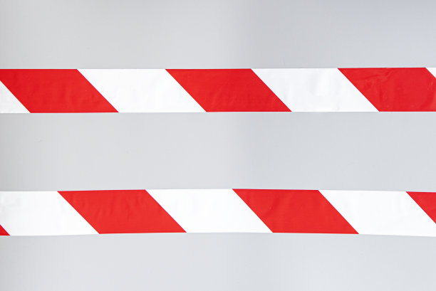 红白信号条纹封锁带。在灰色背景上隔离的条纹线。塑料胶带的警告。图片下载