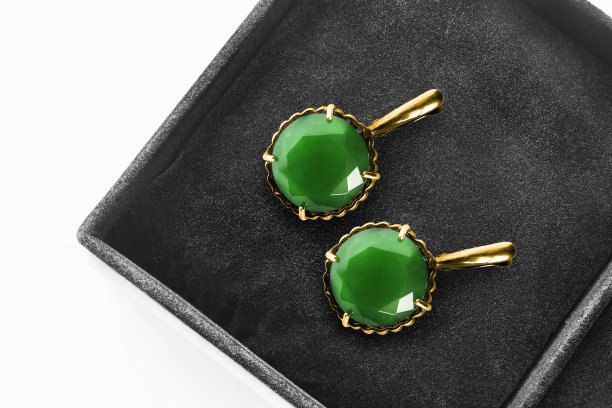 盒子里的耳环图片下载