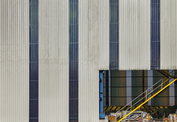 在厂房外切割出矩形的金属板材图片下载