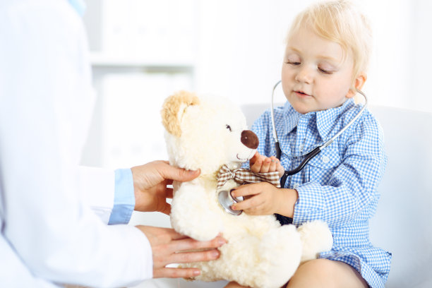 开心微笑的孩子病人在平时的医疗检查。医生和病人在门诊。医药、医疗保健的概念图片下载