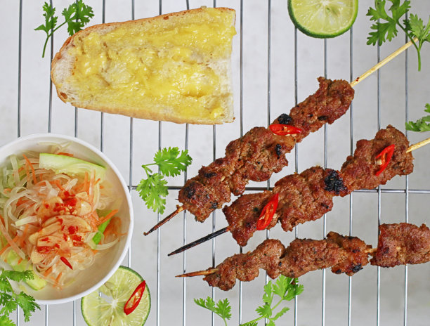 柬埔寨风格的烤牛肉串图片下载
