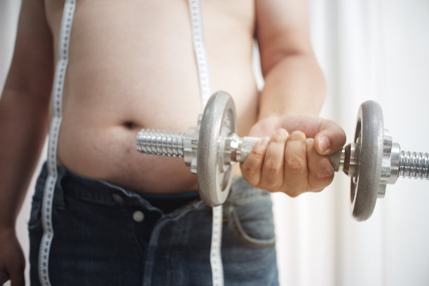 胖男人以举重开始锻炼图片下载