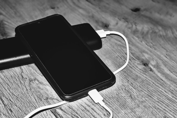 手机是用电源充电的。图片下载