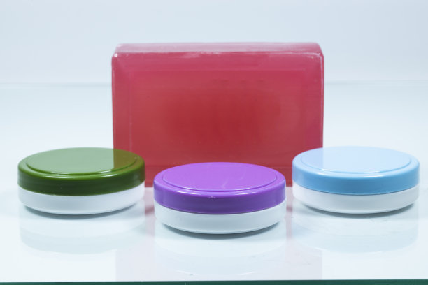 3种不同颜色的洗手液和护手霜特写。背景是白色的。关闭了。图片下载