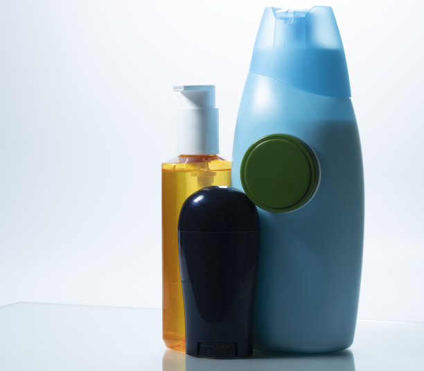 个人护理工具。包括洗发膏。上面有贝壳。白色背景。关闭了。图片下载