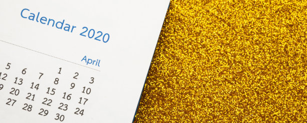 2020年新年快乐日历页关闭在金色闪闪发光的背景图片下载