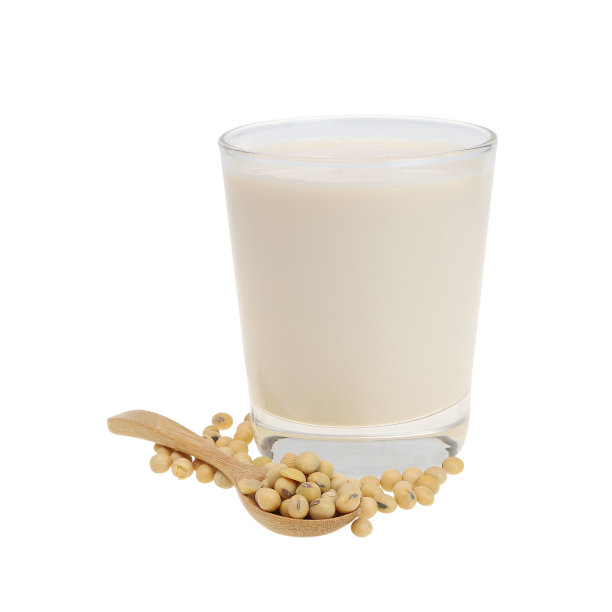 一杯豆浆和一个木勺里的大豆孤立在白色的背景上。剪辑路径。图片下载