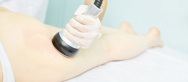 真空按摩设备。抗脂肪团身体矫正治疗。减肥仪器。女性和医生在医药沙龙图片下载