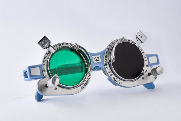 验光师用光学仪器进行眼睛检查的设备图片下载