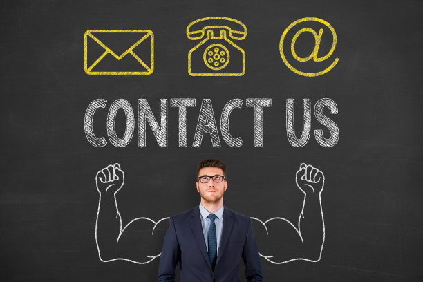 在黑板背景上的人头上方联系我们图片下载