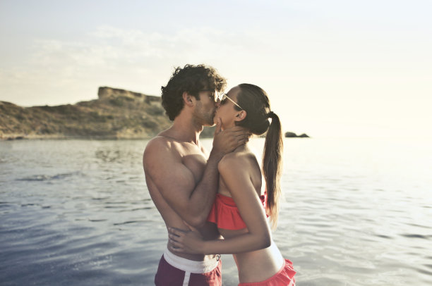 在水里接吻图片下载