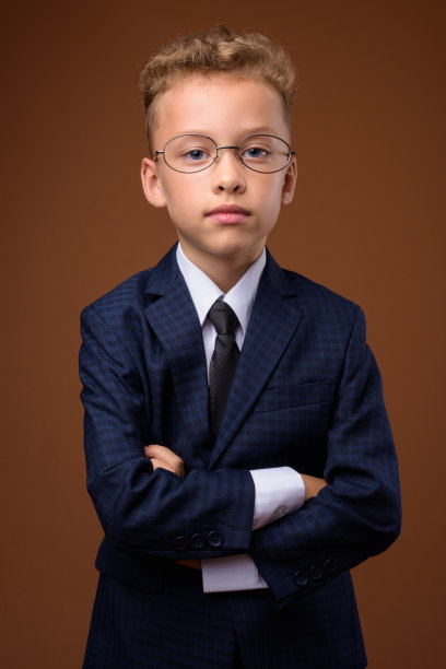 在彩色背景下拍摄的小男孩作为商人图片下载