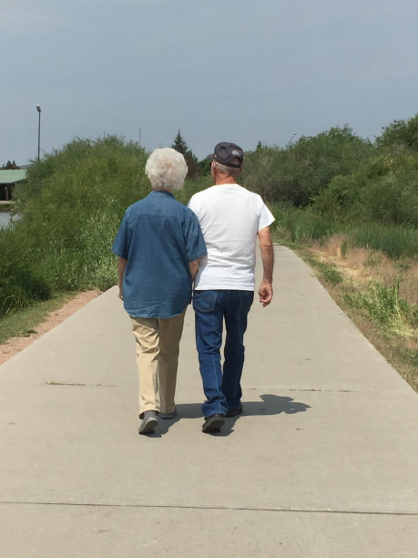 这对老夫妇是我的父母，他们已经结婚72年了。我喜欢看他们在一起还牵着手。图片下载