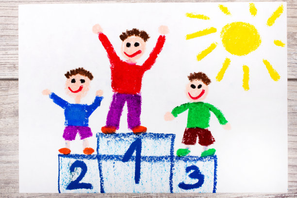 彩绘照片:获奖者站在领奖台上。图片下载