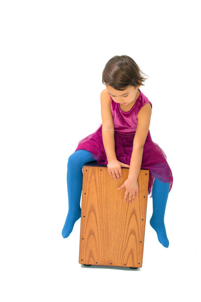 小女孩独自在白色背景上弹奏康加鼓图片下载