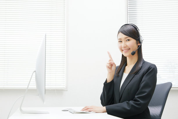 亚洲女人指着一边图片下载