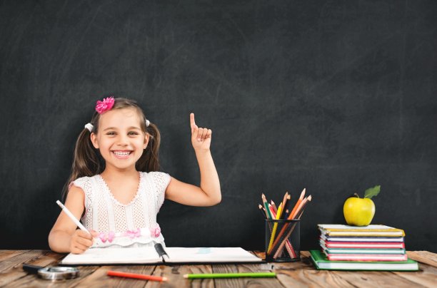 回到学校理念，快乐微笑的孩子，学生学习图片下载