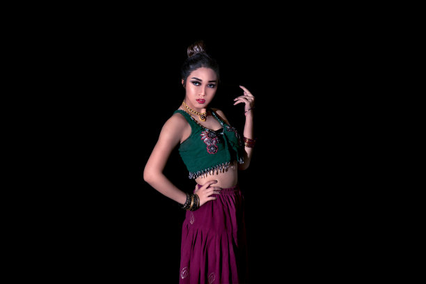 肖像的亚洲肚皮舞摆出五颜六色的布料图片下载