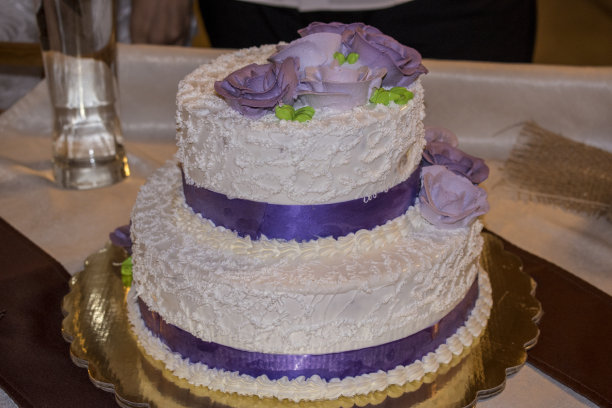 漂亮的白色婚礼蛋糕有很多多汁的垫子和奶油石灰釉。图片下载