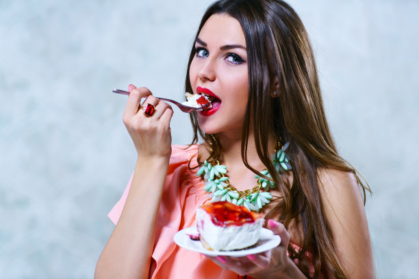 吃蛋糕图片下载