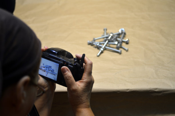 一个人拍了一堆螺母和螺栓的照片图片下载