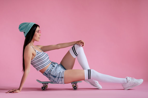 粉红色背景上的年轻女孩图片下载