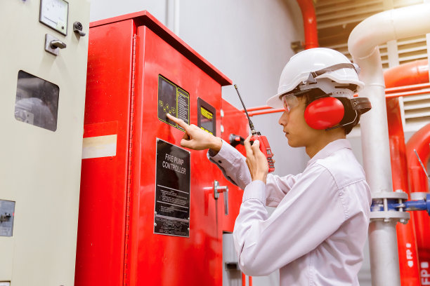 工程师检查工业消防控制系统，消防报警控制器，火警报警器，防火。系统准备就绪一旦发生火灾。图片下载
