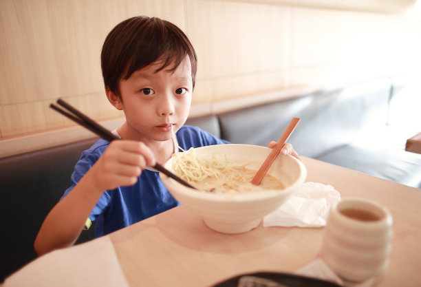 孩子们吃午餐图片下载