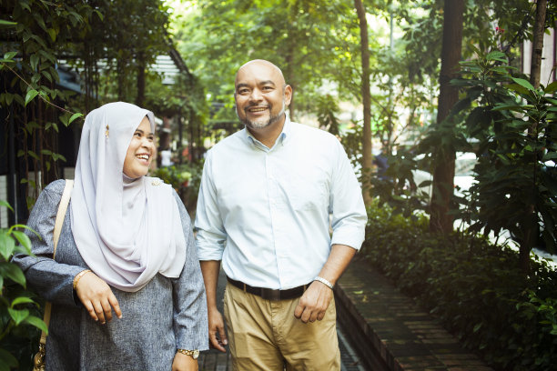 一对亚洲夫妇笑着走在市中心图片下载