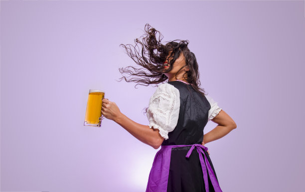 啤酒节女孩喝着啤酒，飘飘的头发，有艺术气质图片下载